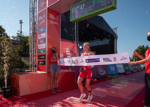 Julia Hauser Siegerin Sprintdistanz Podersdorf 2021 (© Austria Triathlon)