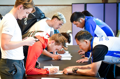 Briefing Pertl P. und Pauger L. beim Weltcup in Tongyeong 2024 (© World Triathlon)