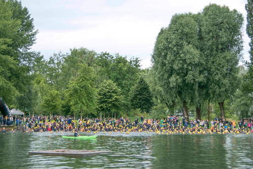 Start der 400 Teilnehmer beim Bregenz Triathlon 2024 (© zVg)