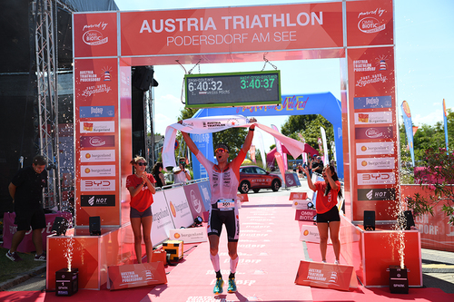 Michi Weiss triumphiert auf der Halbdistanz beim 36. Austria Triathlon (© Scheitl)